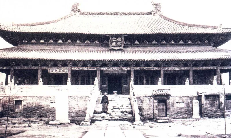 喜仁龍《中國早期藝術史》所收1929年以前曲陽北嶽廟正殿正面舊影