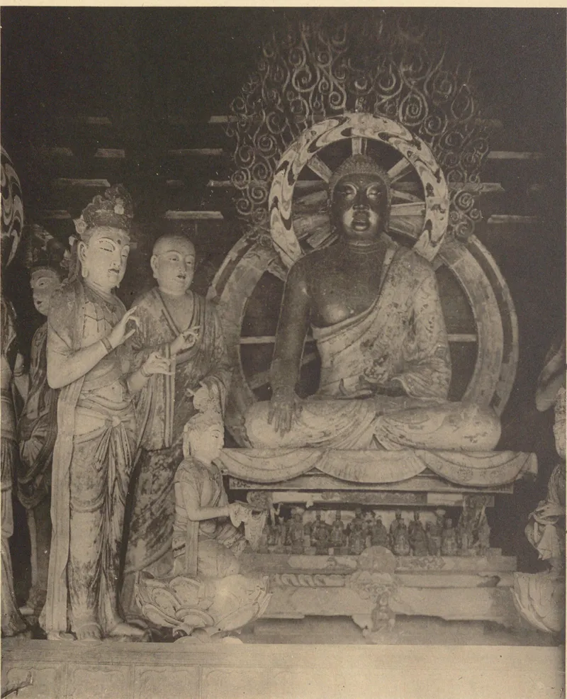 Zhongguo Wenhua Shiji, primo volume, di Tokiwa Daijo e Sekino Tadashi: il Buddha Shakyamuni al centro della sala del Tempio Foguang, immagine d'epoca