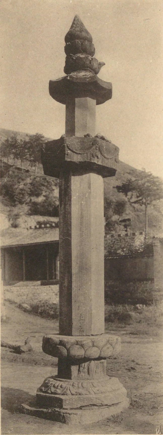 Zhongguo Wenhua Shiji, primo volume, di Tokiwa Daijo e Sekino Tadashi: il pilastro dharani dietro la sala del Tempio Foguang, immagine d'epoca n. 1