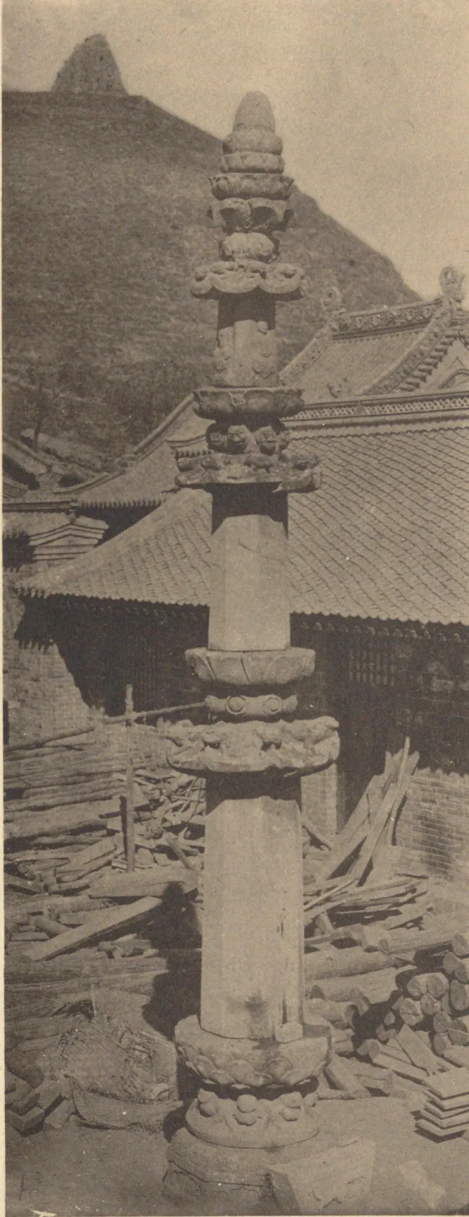 Zhongguo Wenhua Shiji, primo volume, di Tokiwa Daijo e Sekino Tadashi: il pilastro dharani dietro la sala del Tempio Foguang, immagine d'epoca n. 2