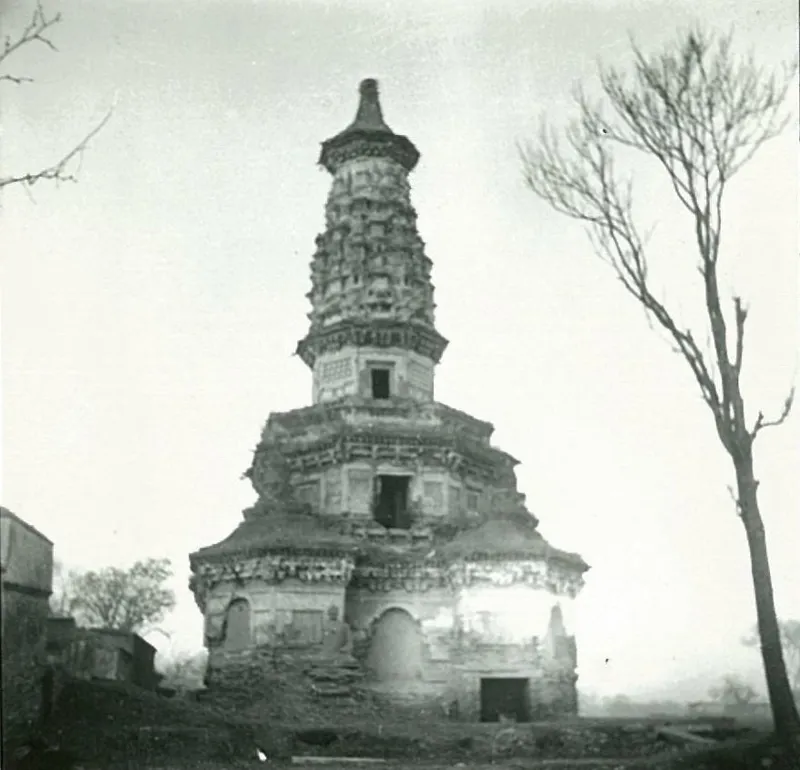 Archiv der Nordchinesischen Verkehrsgesellschaft: Alte Aufnahme der Hua-Pagode des Guanghui-Tempels in Zhengding, Dezember 1939, Urheber unbekannt, CC BY 4.0