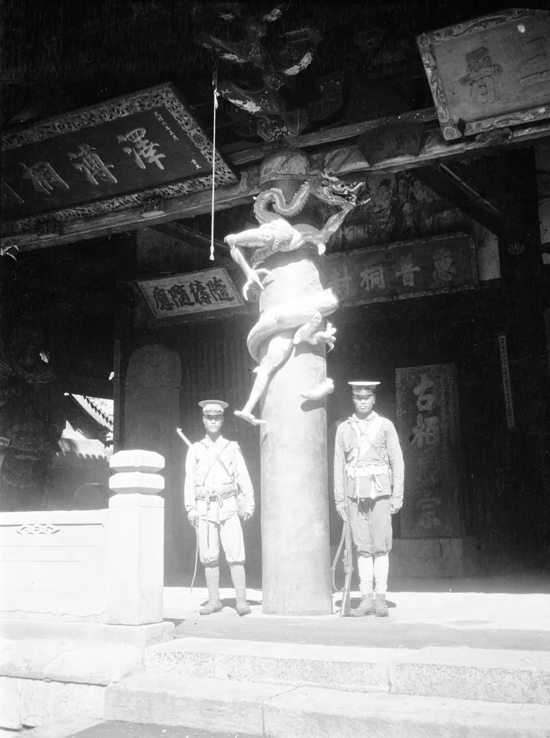 Fotoalbum von Frederick G. Clapp: alte Ansicht der gewundenen Drachensäulen der Halle der Heiligen Mutter und eines Soldaten