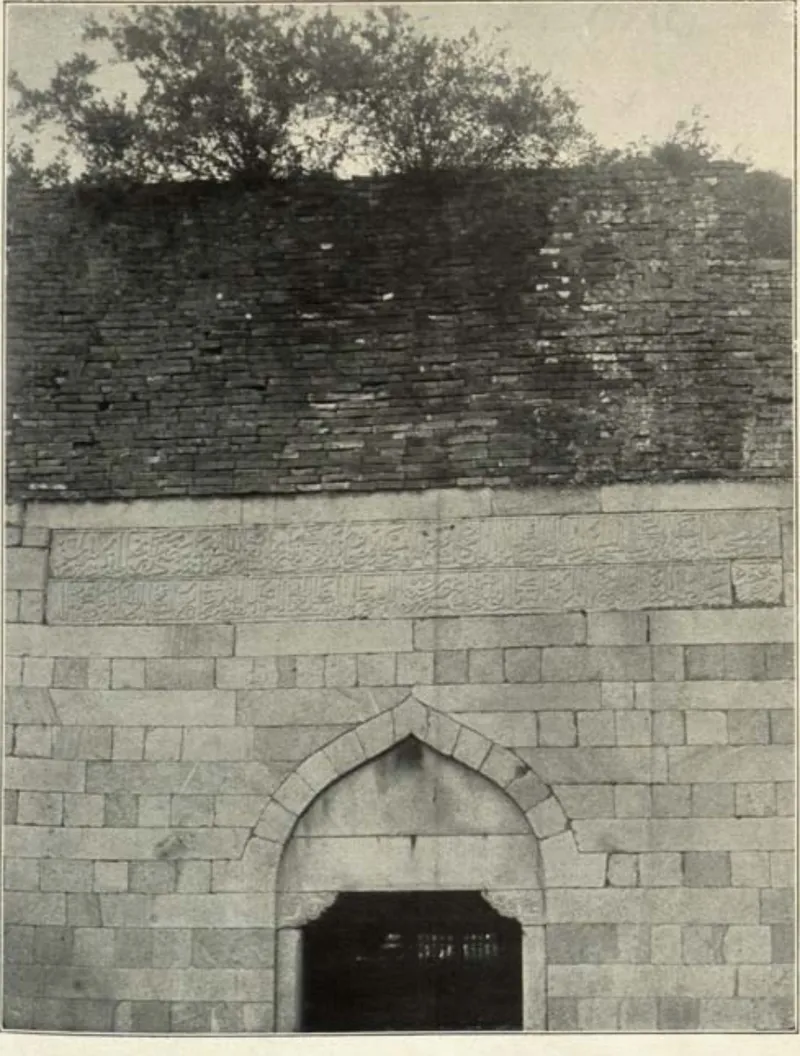 Vano del pórtico de la Mezquita Qingjing y franja epigráfica árabe de 1310, hacia 1910