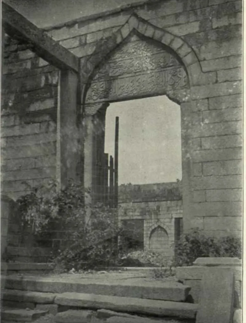 Entrada de la sala de oración de la Mezquita Qingjing e inscripciones en árabe, hacia 1910