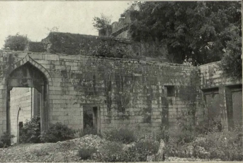 Vano visto desde el interior de la sala de oración de la Mezquita Qingjing, hacia 1910