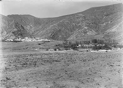 1920至1921年拍攝的哲蚌寺與乃瓊寺遠景