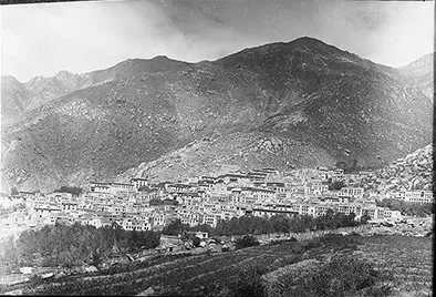 1921年夏拍攝的哲蚌寺依山建築群